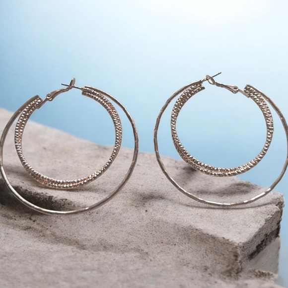 Earring - Picture 1 of 3